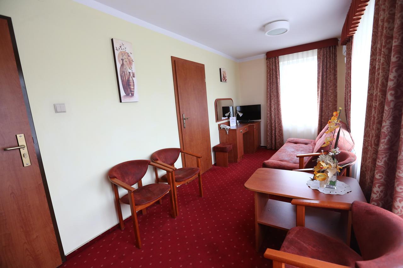 Hotel Korona Ciechanów Exteriör bild