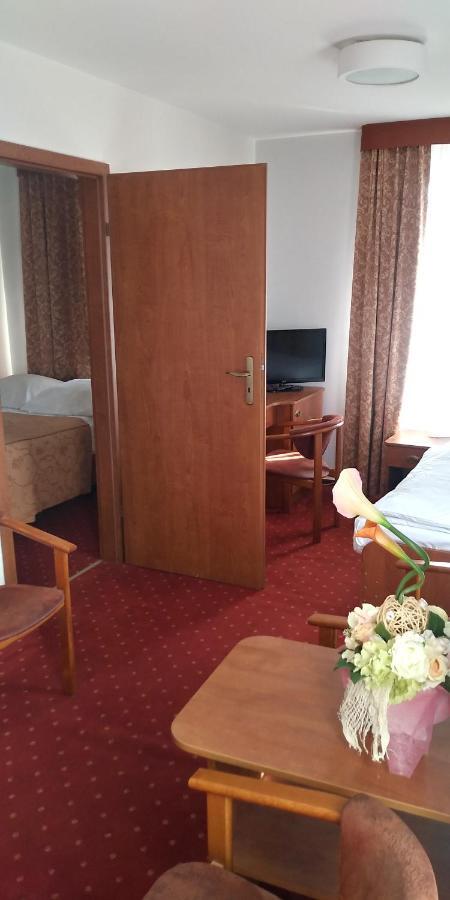 Hotel Korona Ciechanów Exteriör bild